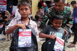 Siswa di Pidie Jaya terima perlengkapan sekolah bantuan dari Presiden