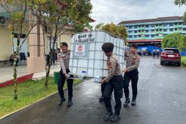 Polisi salurkan bantuan tangki air penuhi kebutuhan untuk warga di Tapanuli Tengah