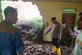 BPBD Bandung mencatat dua anak tewas dalam longsor di Pangalengan