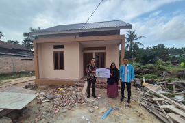 Lansia di Dumai terima rumah layak huni dari BRK Syariah