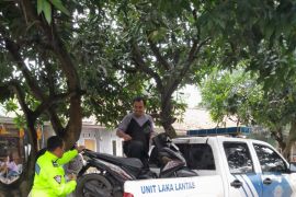 Kondisi jalan berlubang di Karawang jadi penyebab kecelakaan