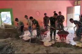 Warga dan TNI bangun masjid darurat di Tetingi Aceh