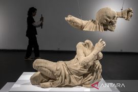 Melihat karya seni rupa unik dalam pameran Of The Unknown Creatures