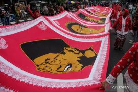 Vibrant batik parade features portraits of Indonesia&rsquo;s presidents