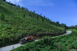 Ministry adds two excavators to restore disaster-hit Aceh road