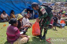 Satgas Yonif 511 bagikan makanan sehat bagi korban kebakaran Tolikara