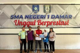 PT Timah bantu biaya pengobatan siswa SMAN 1 Damar Belitung Timur
