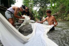 Tradisi Resik Lawon jelang bulan Ramadhan Page 2 Small