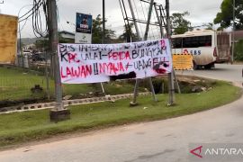 Warga Kutim pasang spanduk protes bus perusahaan di jalan raya