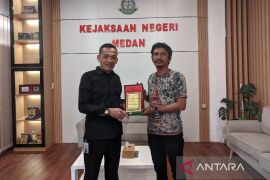 Forwakum Sumut beri penghargaan sinergi Kasi Intel Kejari Medan kepada insan media