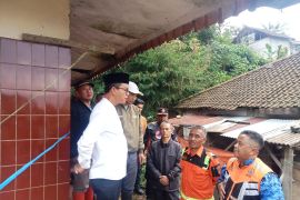 Pemkab Bandung meminta warga waspada cuaca ekstrem hingga Februari