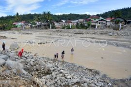 Warga menyeberangi sungai Batang Kuranji Padang Page 2 Small