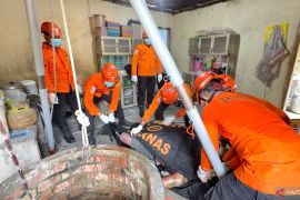 Basarnas Jambi evakuasi korban tewas dalam sumur, diduga keracunan gas