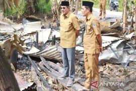 Bupati Anwar Sadat tinjau lokasi dan salurkan bantuan korban kebakaran Desa Jati Mas