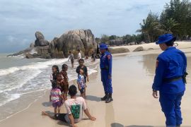 Satpolairud Bangka awasi aktivitas wisatawan di pantai