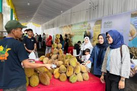 Tangcity Mall hadirkan sensasi event belah durian segar