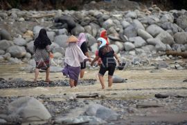 Warga menyeberangi sungai Batang Kuranji Padang