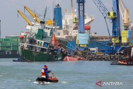 Penanganan insiden kapal kargo miring di Pelabuhan Tanjung Perak