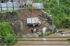 Tanah amblas akibat hujan di Mataram