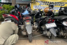 Pemkot Cirebon menerapkan sanksi tegas bagi kendaraan parkir di trotoar