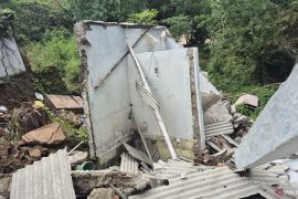 Tiga rumah rusak berat di Tomo akibat pergeseran tanah