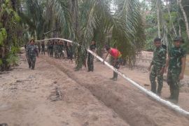 TNI bangun jalur pipa air bersih kebutuhan warga di Tapanuli Tengah