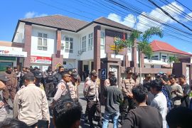 Puluhan aktivis aksi dugaan gratifikasi mobil Pajero mantan Kajari Lombok Timur