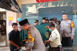 Diiringi penghormatan, jenazah Meriyati Hoegeng diberangkatkan ke rumah duka