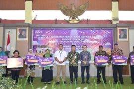 Bank Jateng Slawi serahkan hadiah Bima dan CSR Videotron