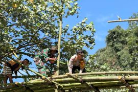Kapolsek di Manggarai Barat membangun jembatan darurat untuk pelajar