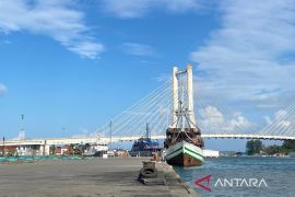 Pemkot bersihkan bangkai kapal guna penataan kawasan Teluk Kendari