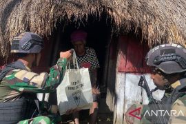 Satgas Yonif 511/DY bagikan pakaian kepada masyarakat Lowanom