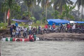 Antrean rakit penyeberangan di Padang Pariaman Page 3 Small