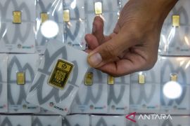 Emas Antam pada Rabu meroket, jadi Rp2,946 juta per gram