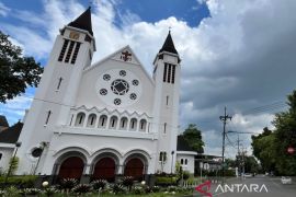 Gereja Katedral Ijen lakukan penyesuaian misa dengan jadwal 1 Abad NU