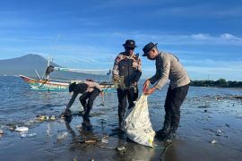 Polda Bali lanjutkan bersih sampah di pantai