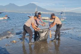 Polres Jembrana bersihkan sampah di pantai dukung gerakan ASRI