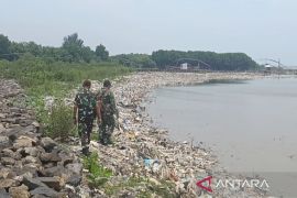 Pemkot Cirebon mengupayakan pembersihan sampah di Pantai Kesenden