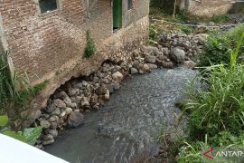 Tim SAR gabungan melanjutkan pencarian wanita hanyut di Sungai Cijagra