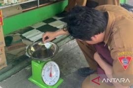 Pemkot Ambon awasi timbangan pedagang pasar upaya lindungi konsumen
