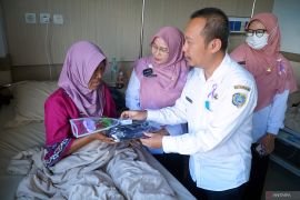 Aksi simpatik peringati Hari Kanker se-Dunia di Tulungagung