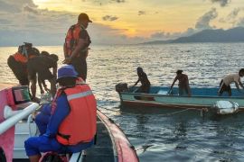 Tim SAR gabungan cari nelayan SBB terjatuh dari longboat
