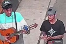 Dua pencuri sepeda motor modus mengamen di Bekasi tertangkap kamera pengawas