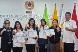 Adilla-Anggita terima emas PON 2024 setelah dua tahun tunggu kejelasan