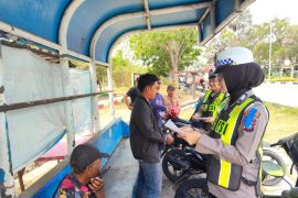Polres Karimun bagikan helm dan beri edukasi keselamatan saat berlalu lintas