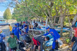 Polairud Polda Malut bersama nelayan bersihkan sampah laut di Morotai