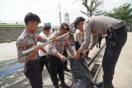 Polres Tasikmalaya gelar aksi bersih-bersih di pusat perkotaan