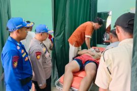 Satpolairud mengevakuasi dua wisatawan yang terseret ombak di Garut