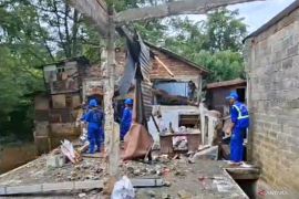 Puluhan bangunan di Bantaran Kali Ciliwung Kramat Jati dibongkar