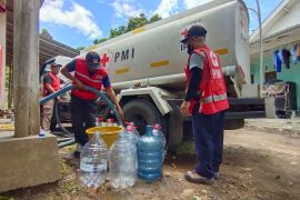 PMI Jember distribusikan ribuan liter air bersih pascabanjir bandang